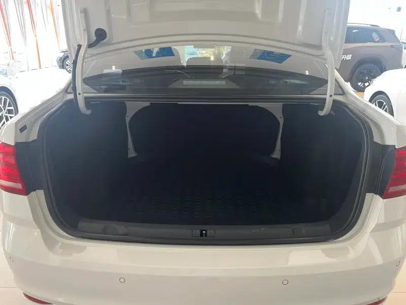 2017 Volkswagen Lavida 1.6L Automatic Comfort Edition — миниатюра 26