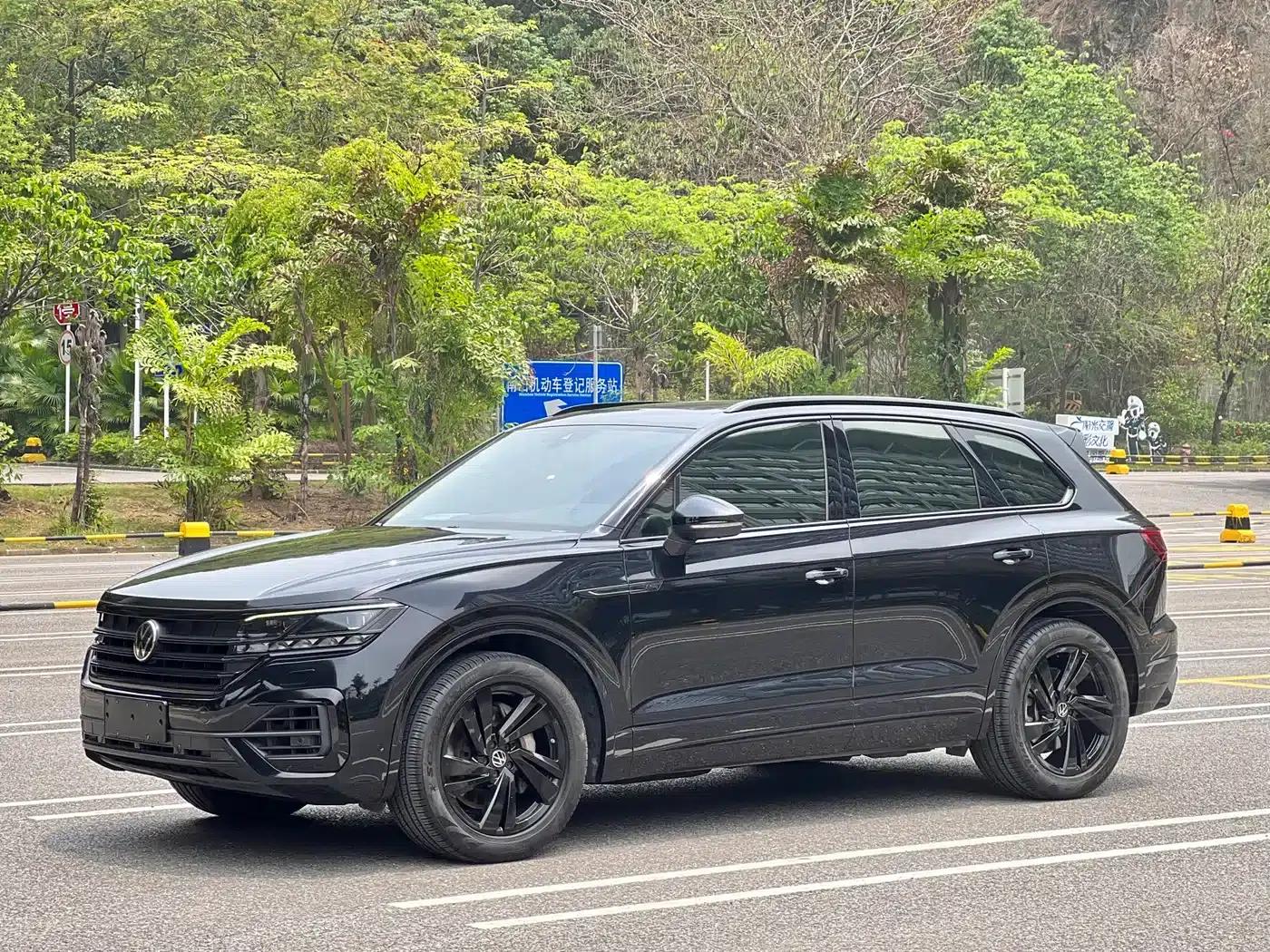2021 Volkswagen Touareg 3.0TSI R-Line, Obsidian Black Sport Package — миниатюра 1