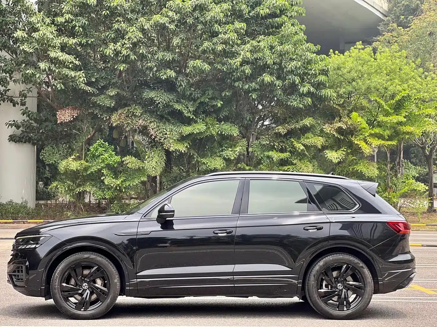 2021 Volkswagen Touareg 3.0TSI R-Line, Obsidian Black Sport Package — миниатюра 2