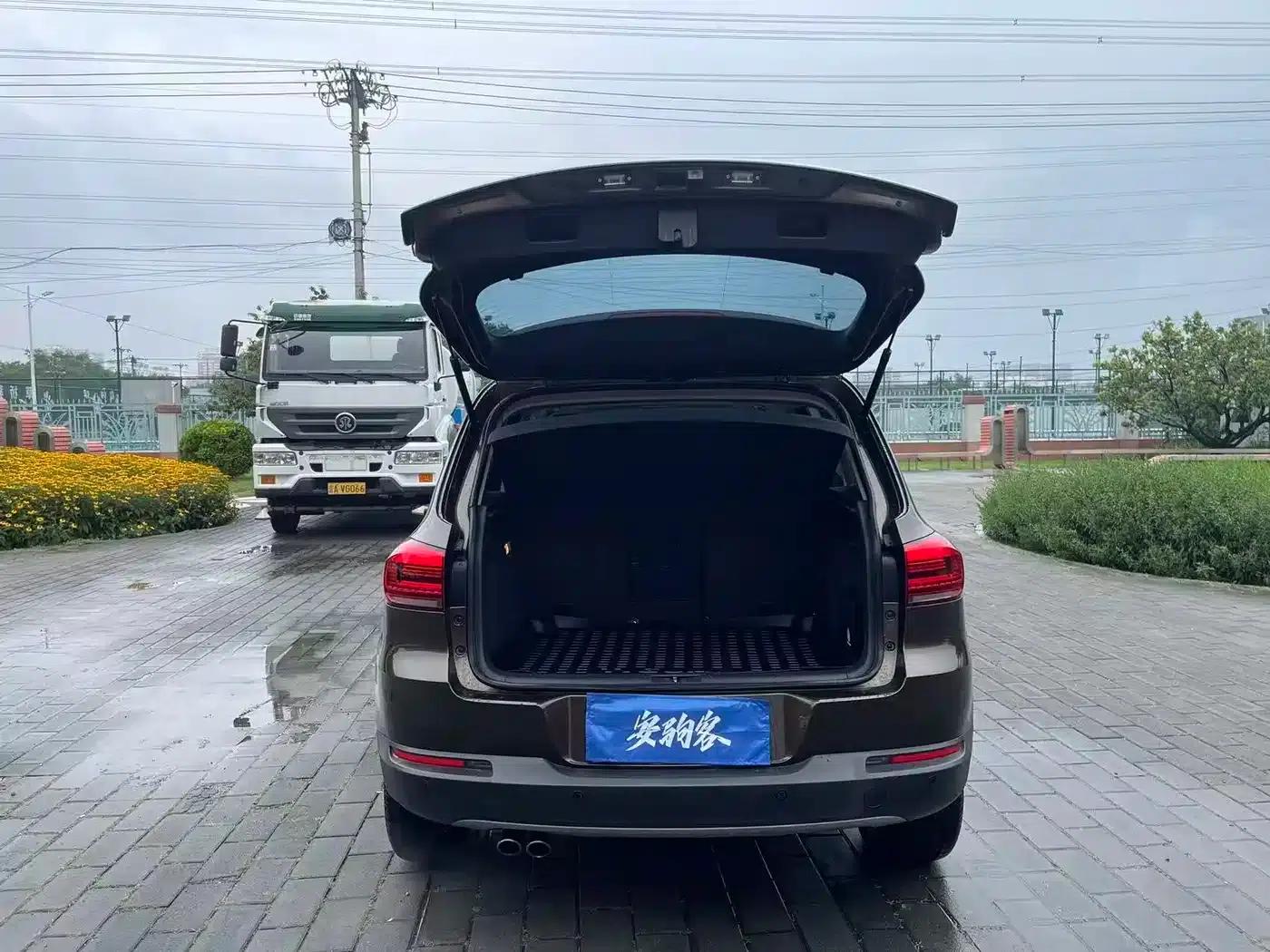 2016 Volkswagen Tiguan 300TSI Automatic 4WD Luxury Edition — миниатюра 9