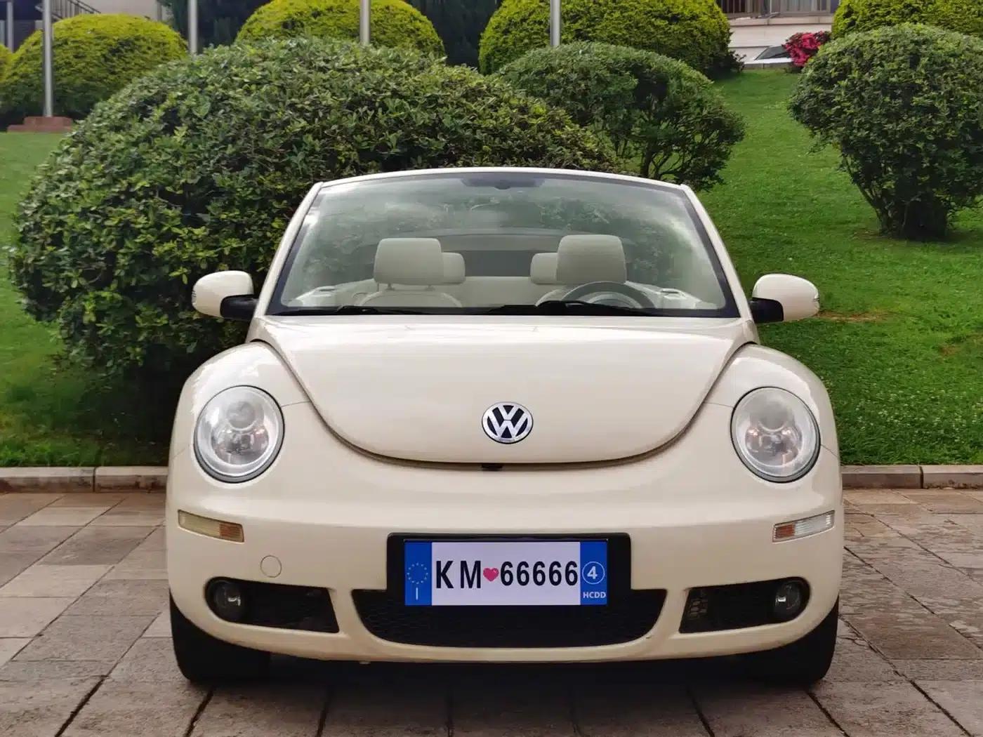 2010 Volkswagen Beetle 2.0 BlackOrange Convertible Luxury Edition — миниатюра 2