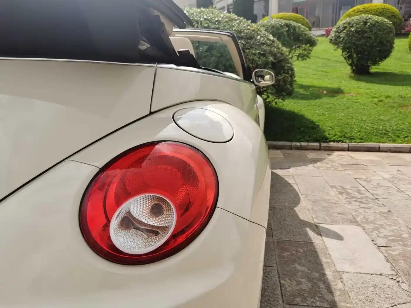 2010 Volkswagen Beetle 2.0 BlackOrange Convertible Luxury Edition — миниатюра 11