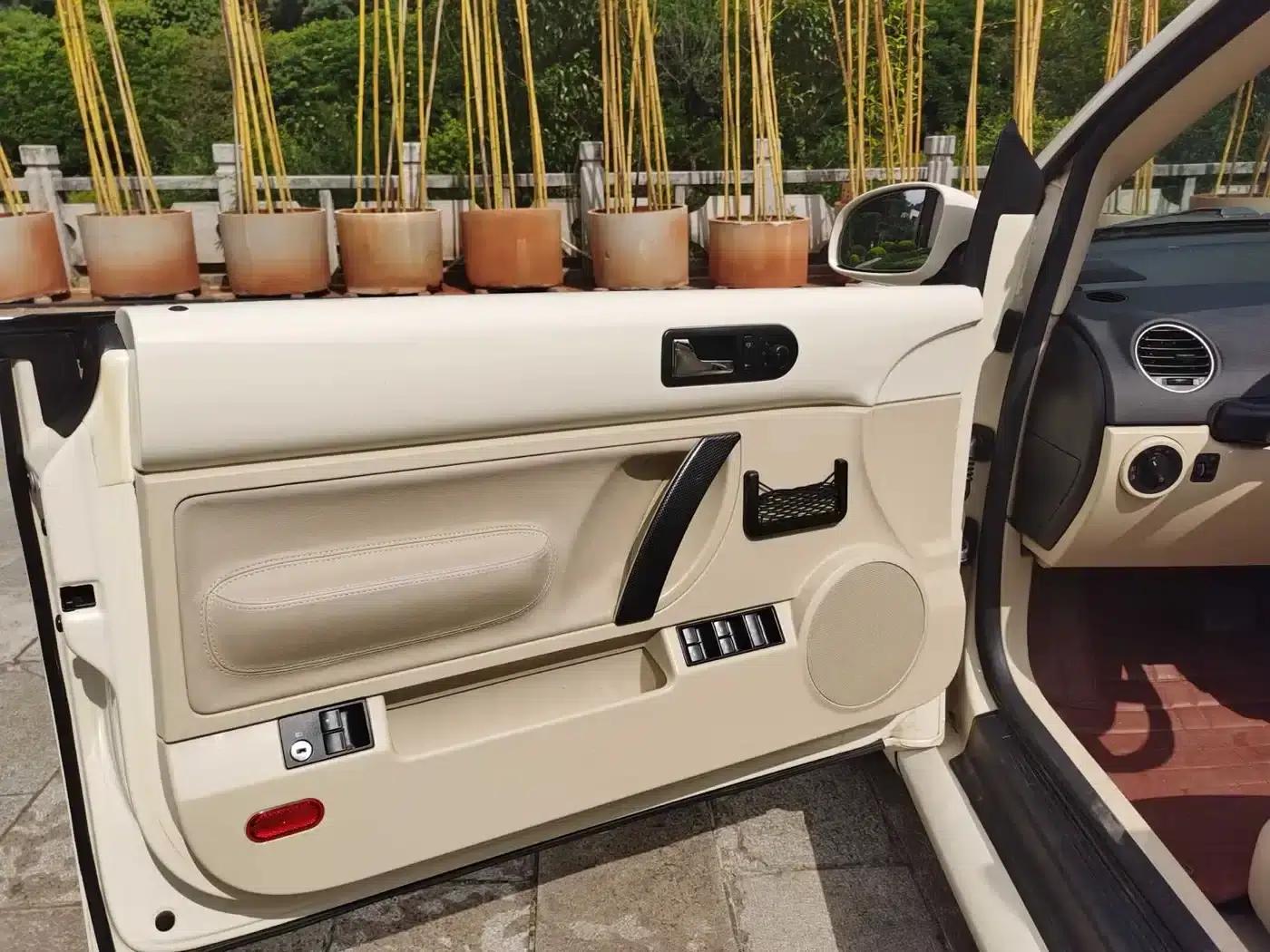 2010 Volkswagen Beetle 2.0 BlackOrange Convertible Luxury Edition — миниатюра 12