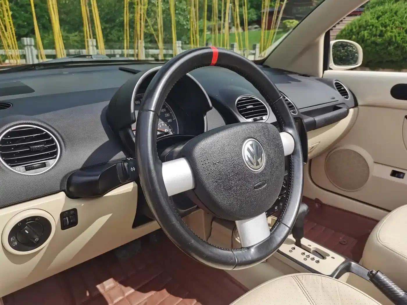 2010 Volkswagen Beetle 2.0 BlackOrange Convertible Luxury Edition — миниатюра 13