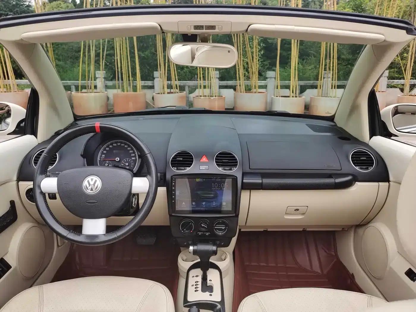 2010 Volkswagen Beetle 2.0 BlackOrange Convertible Luxury Edition — миниатюра 18