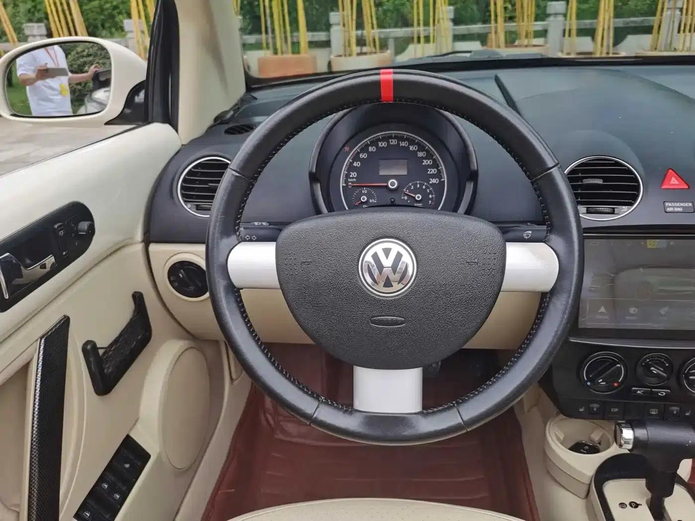 2010 Volkswagen Beetle 2.0 BlackOrange Convertible Luxury Edition — миниатюра 19
