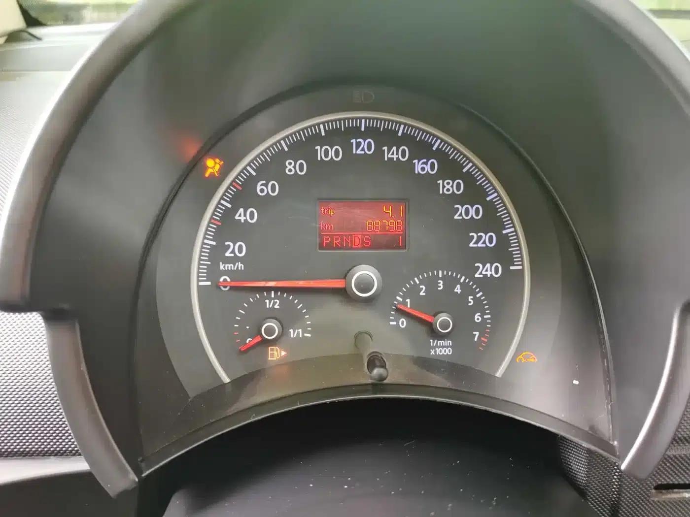 2010 Volkswagen Beetle 2.0 BlackOrange Convertible Luxury Edition — миниатюра 21