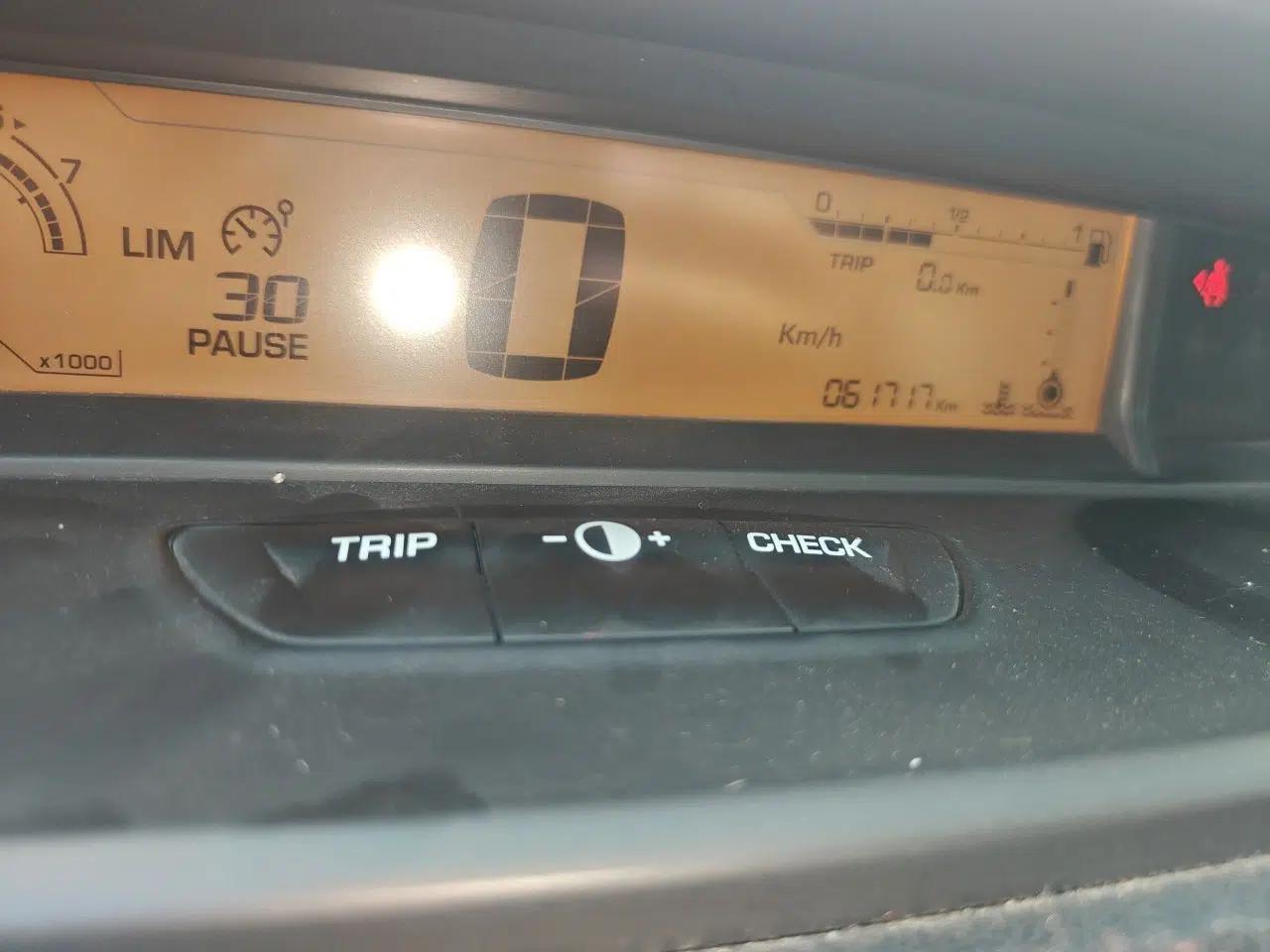 Citroen C-Quatre 2012 Sedan 1.6L Automatic Enjoyment Model — миниатюра 12