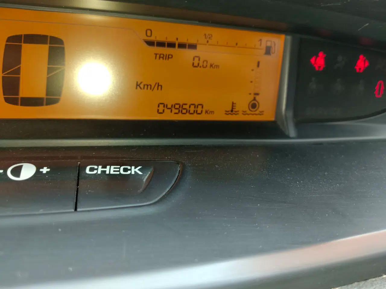 Citroen C-Quatre 2012 Sedan 1.6L Manual Prestige Model — миниатюра 12