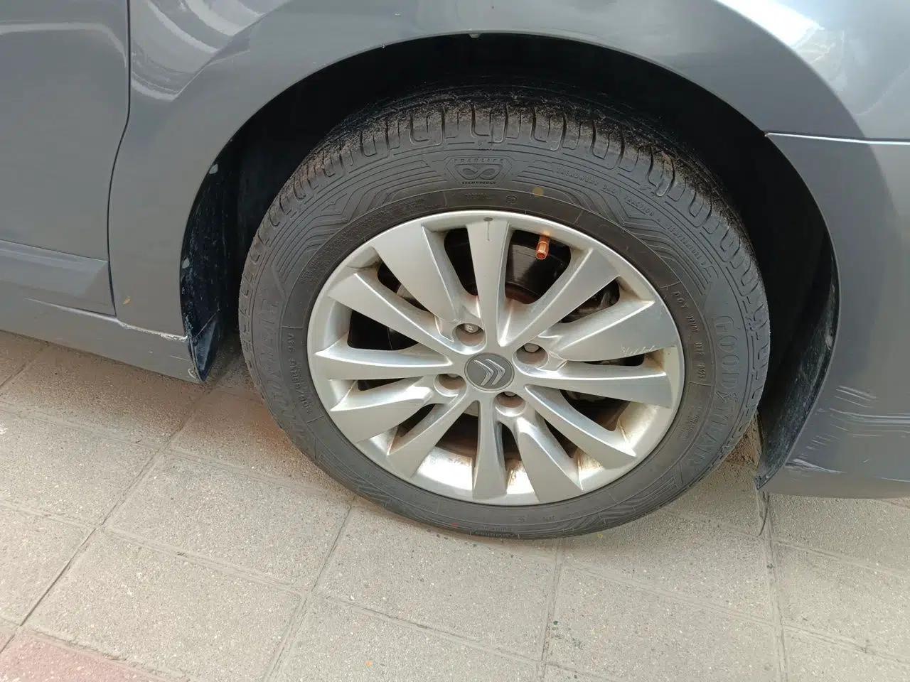 Citroen C-Quatre 2012 Sedan 1.6L Manual Prestige Model — миниатюра 8