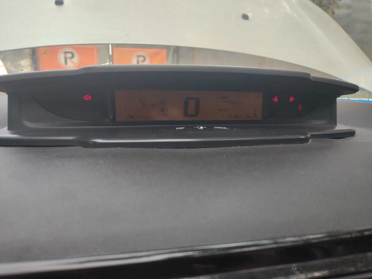 Citroen C-Quatre 2013 Sedan 1.6L Manual - Prestige Model — миниатюра 11