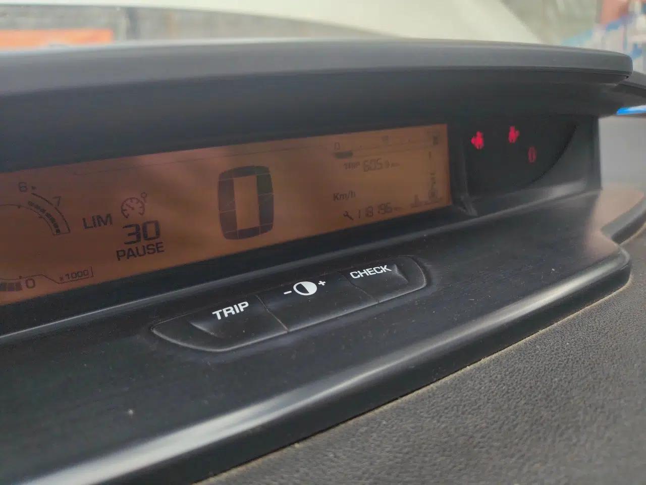 Citroen C-Quatre 2013 Sedan 1.6L Manual - Prestige Model — миниатюра 12