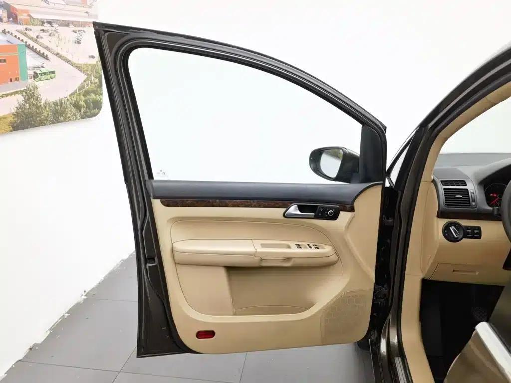 2013 Volkswagen Touran 1.4T Manual Comfort Edition 5-seater — миниатюра 8