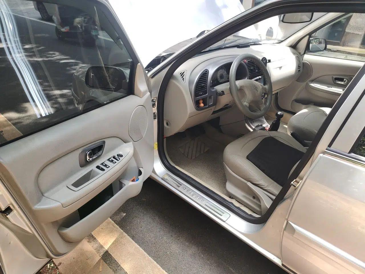 Citroen Elysee 2012 Sedan 1.6L Manual Luxury Model — миниатюра 16