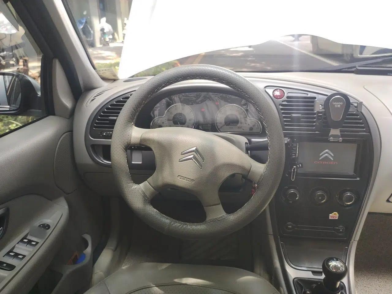 Citroen Elysee 2012 Sedan 1.6L Manual Luxury Model — миниатюра 10