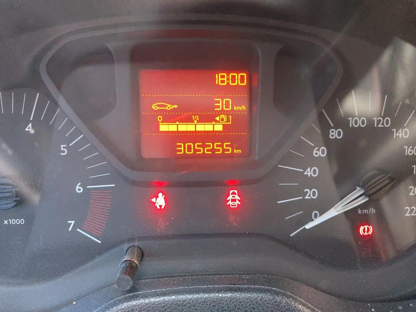 Citroen Elysee 2014 1.6L Manual Fashion Model with Sunroof CNG Version — миниатюра 12