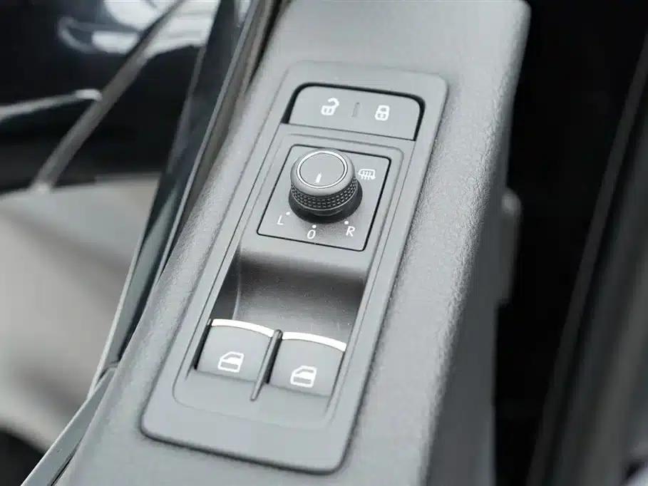 Multivan 2018 2.0TSI 2WD Luxury 7-Seater — миниатюра 8
