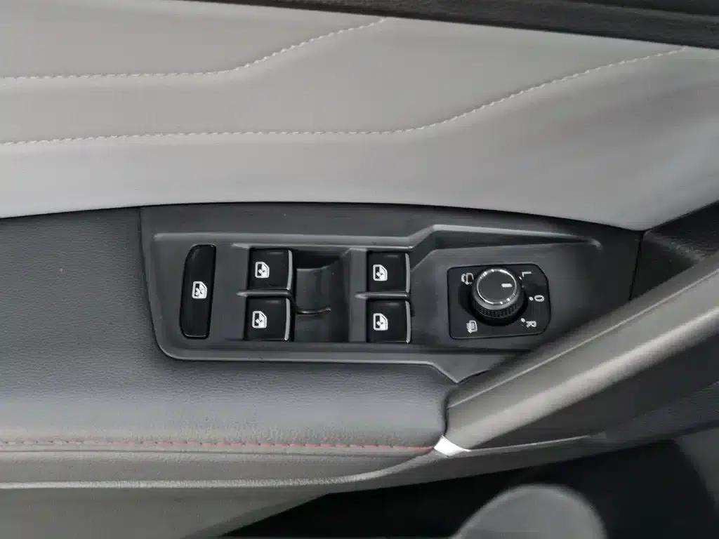 Tiguan L Plug-in Hybrid 2023 430PHEV Plug-in Hybrid Flagship Edition — миниатюра 9