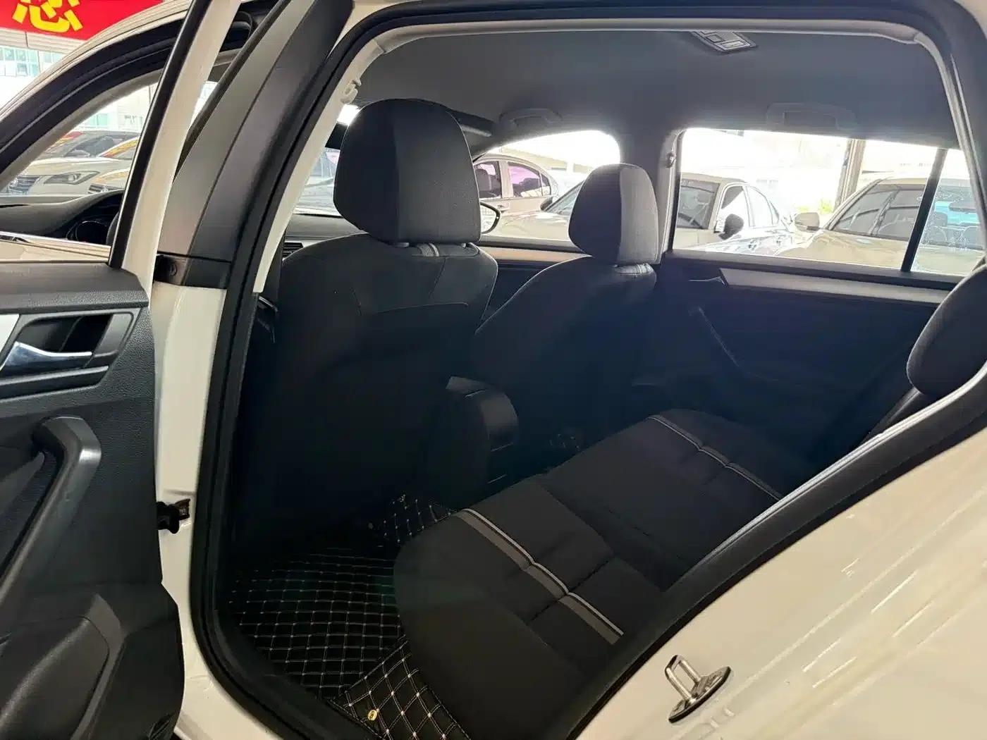 C-TREK 2018 1.5L Automatic Fashion Model — миниатюра 6