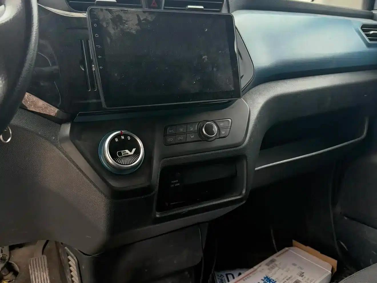 Maxus EV30 2019 Urban Logistics Vehicle Intelligent Connected Edition Long Wheelbase SAIC Times 52.5kWh — миниатюра 3