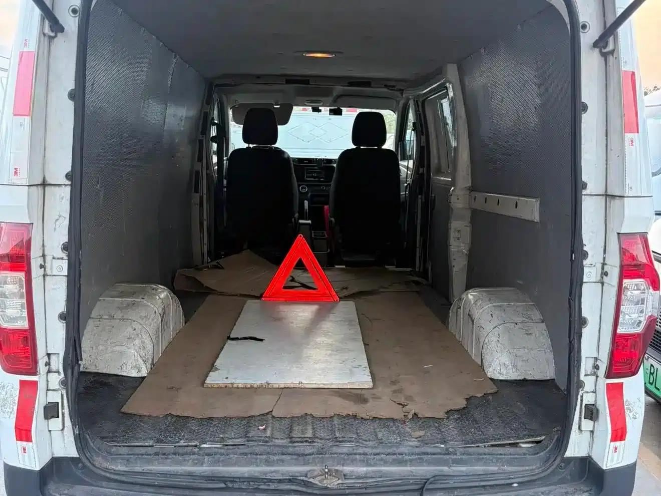 Maxus EV30 2019 Urban Logistics Vehicle Intelligent Connected Edition Long Wheelbase SAIC Times 52.5kWh — миниатюра 7