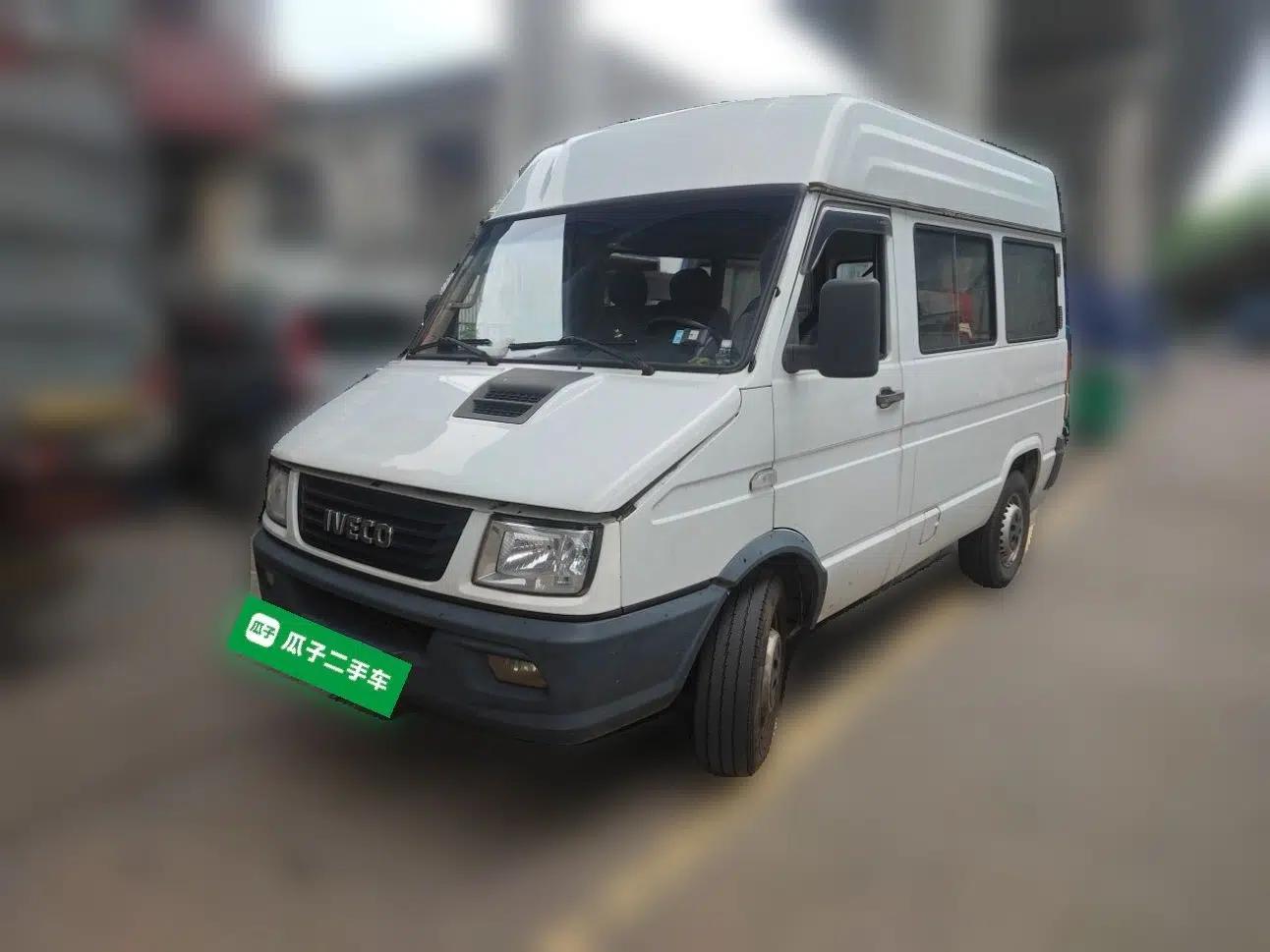 Iveco Daily 2017 2.5T A35 Passenger Van 5-7 Seats Model 47Z5 — миниатюра 1