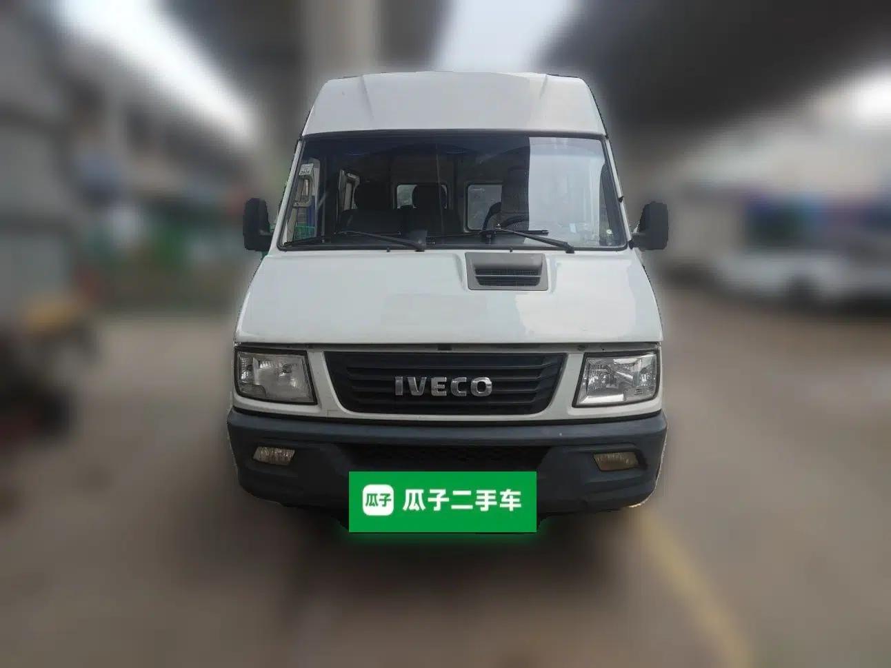 Iveco Daily 2017 2.5T A35 Passenger Van 5-7 Seats Model 47Z5 — миниатюра 2
