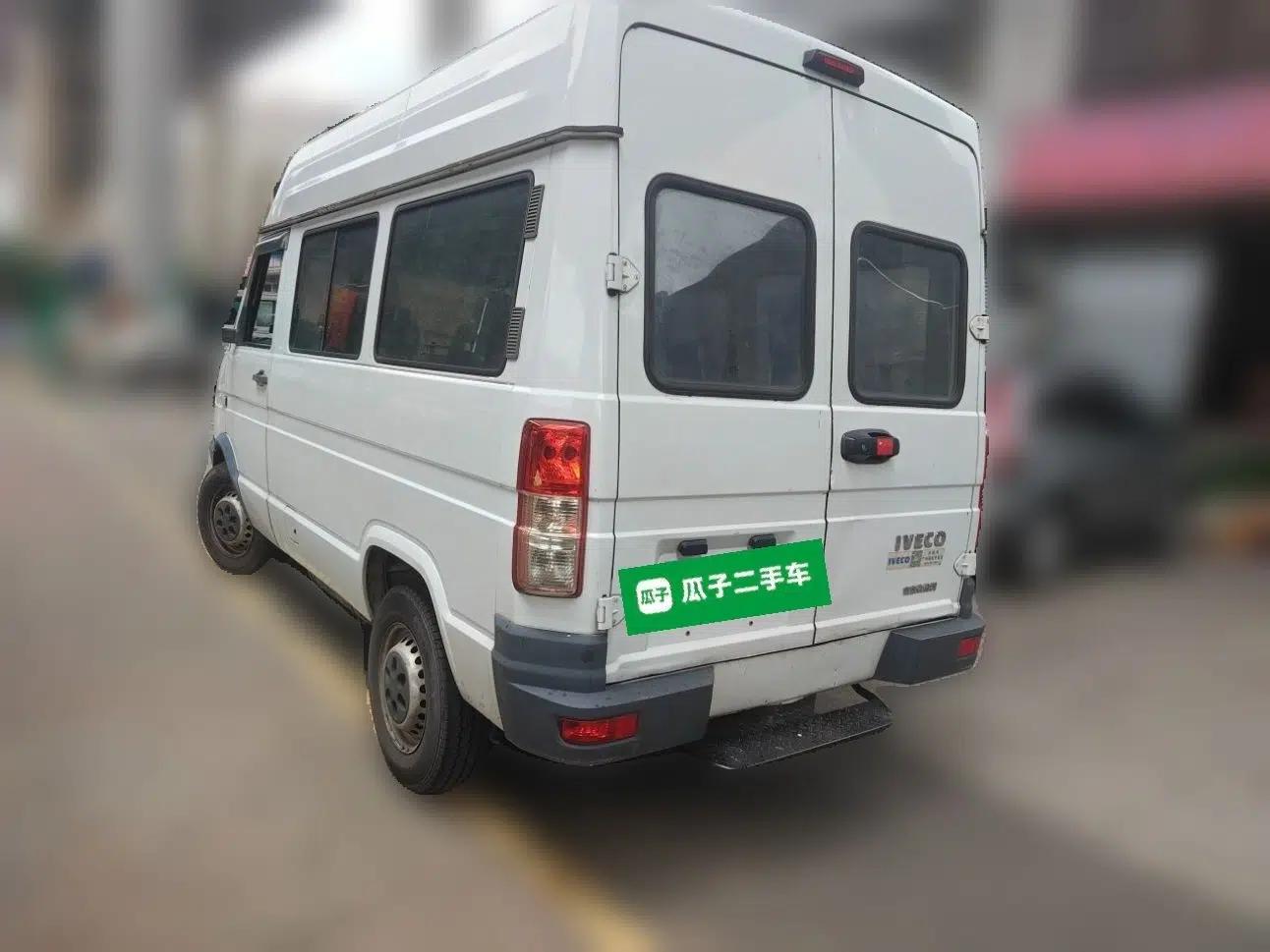 Iveco Daily 2017 2.5T A35 Passenger Van 5-7 Seats Model 47Z5 — миниатюра 4