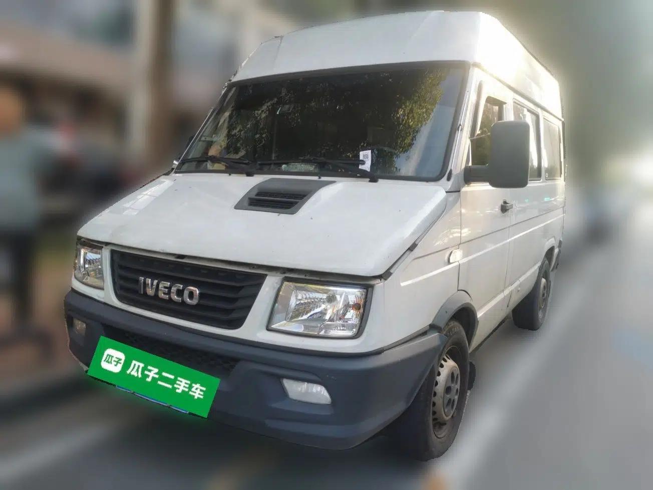 Iveco Daily 2021 2.5T A35 M1 Passenger Van 5-9 Seater Short Wheelbase Mid-Roof Design Single Tire Manual Doors — миниатюра 1