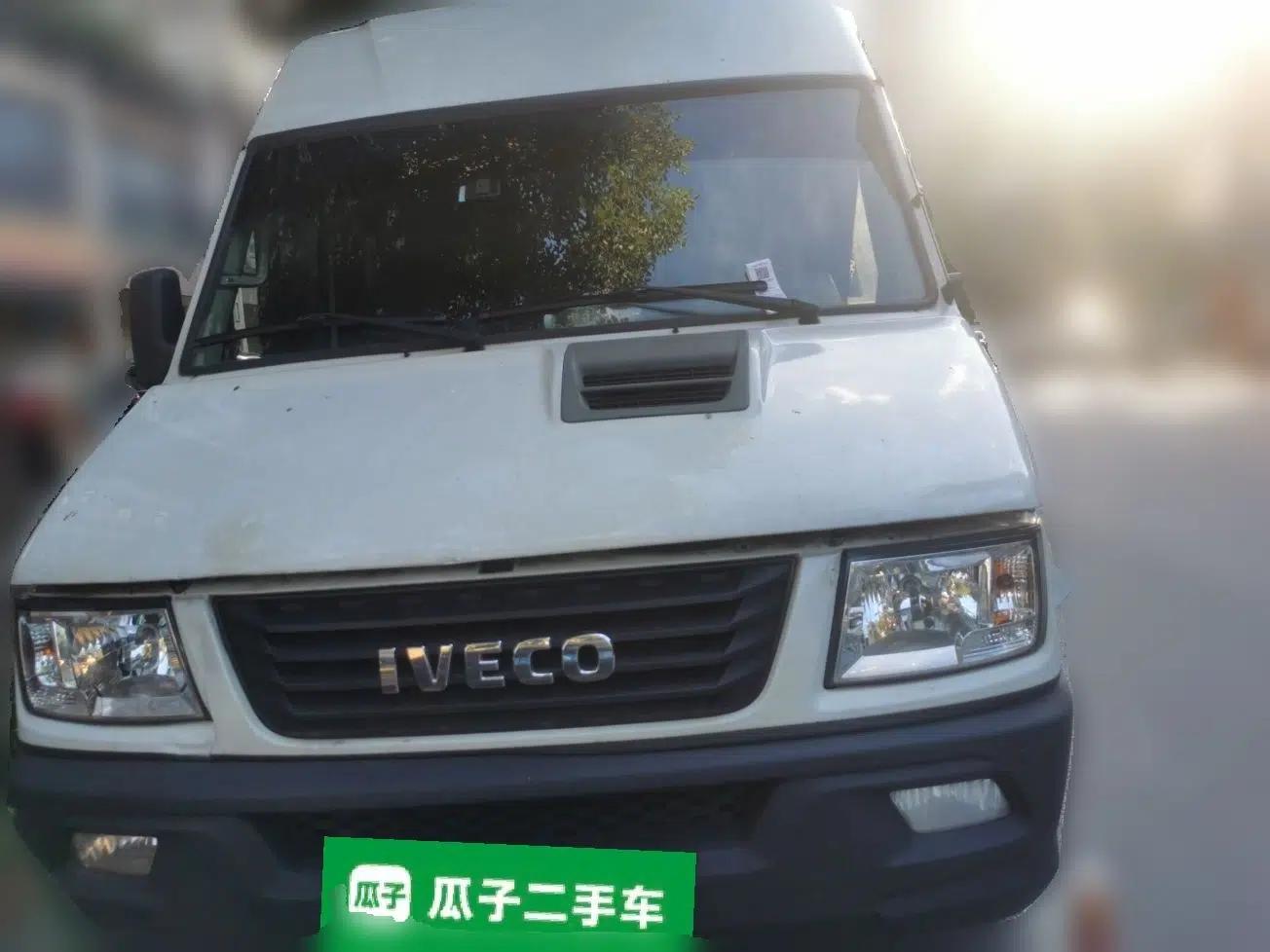 Iveco Daily 2021 2.5T A35 M1 Passenger Van 5-9 Seater Short Wheelbase Mid-Roof Design Single Tire Manual Doors — миниатюра 2