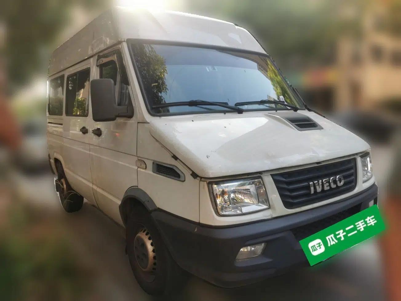 Iveco Daily 2021 2.5T A35 M1 Passenger Van 5-9 Seater Short Wheelbase Mid-Roof Design Single Tire Manual Doors — миниатюра 3