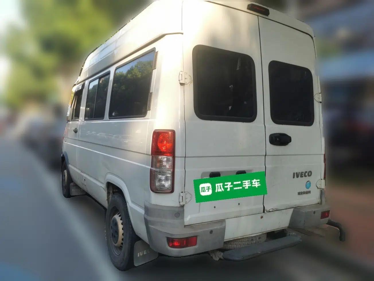 Iveco Daily 2021 2.5T A35 M1 Passenger Van 5-9 Seater Short Wheelbase Mid-Roof Design Single Tire Manual Doors — миниатюра 4