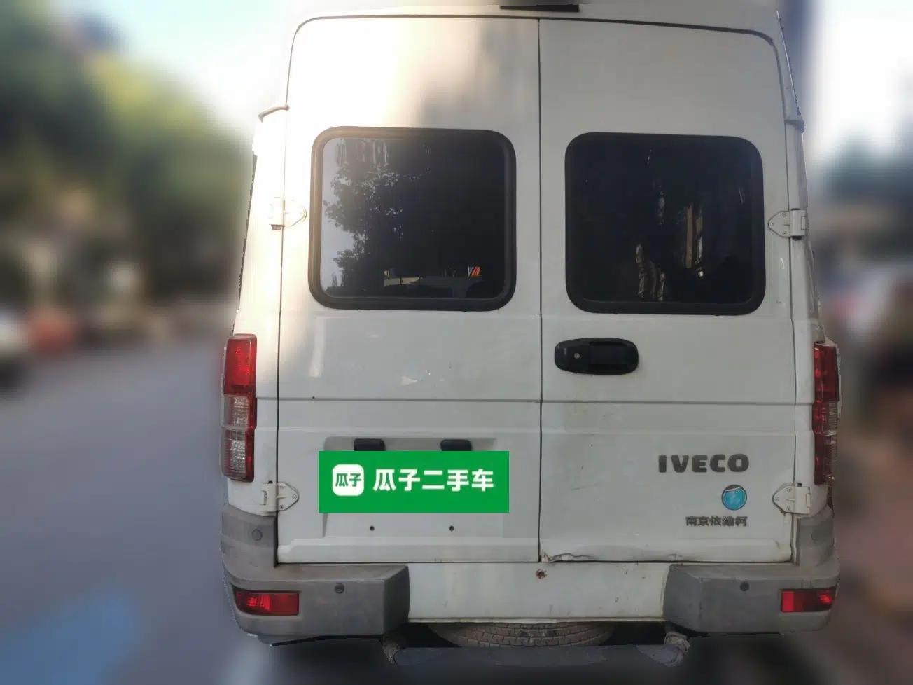 Iveco Daily 2021 2.5T A35 M1 Passenger Van 5-9 Seater Short Wheelbase Mid-Roof Design Single Tire Manual Doors — миниатюра 5