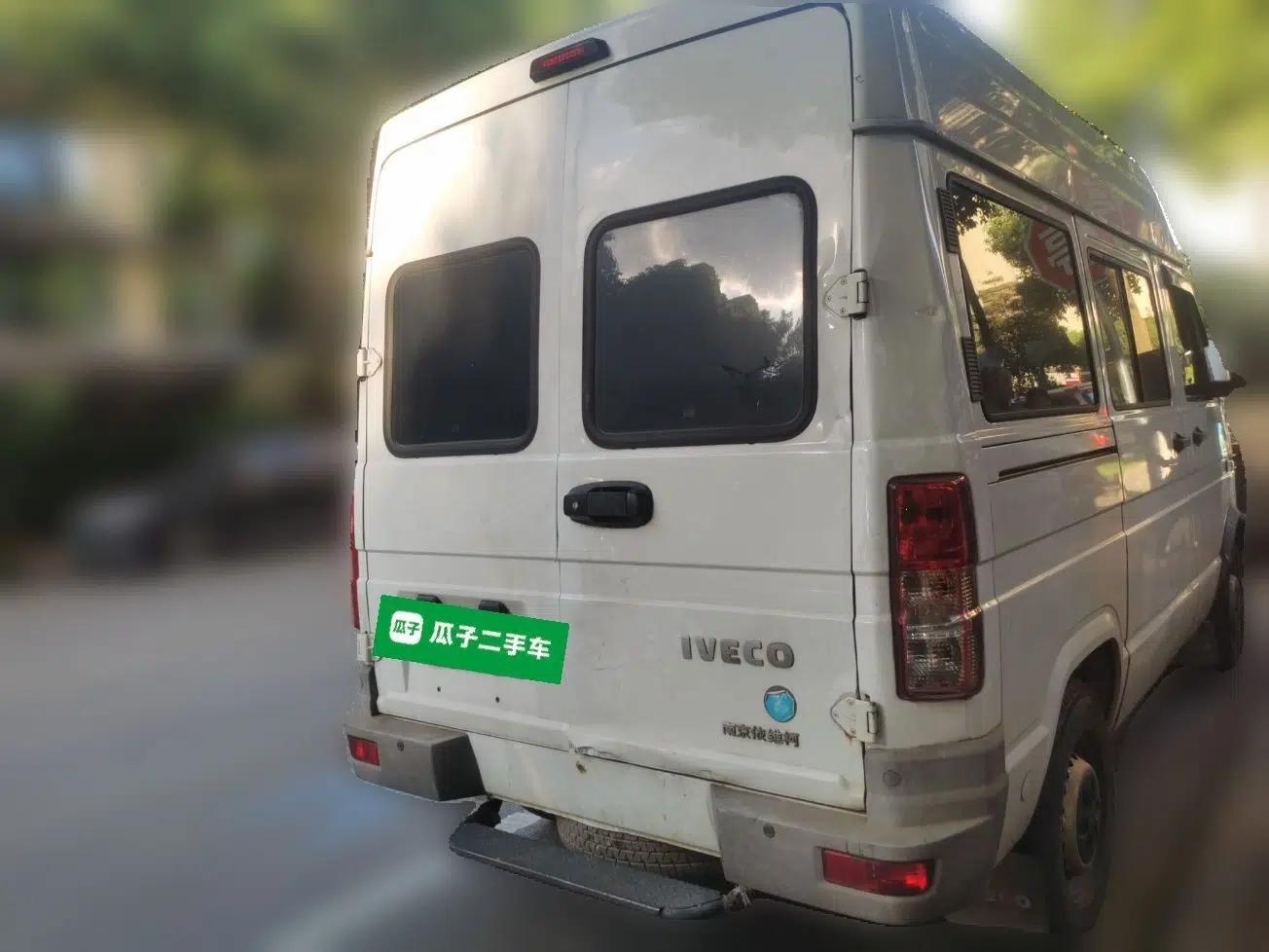 Iveco Daily 2021 2.5T A35 M1 Passenger Van 5-9 Seater Short Wheelbase Mid-Roof Design Single Tire Manual Doors — миниатюра 6