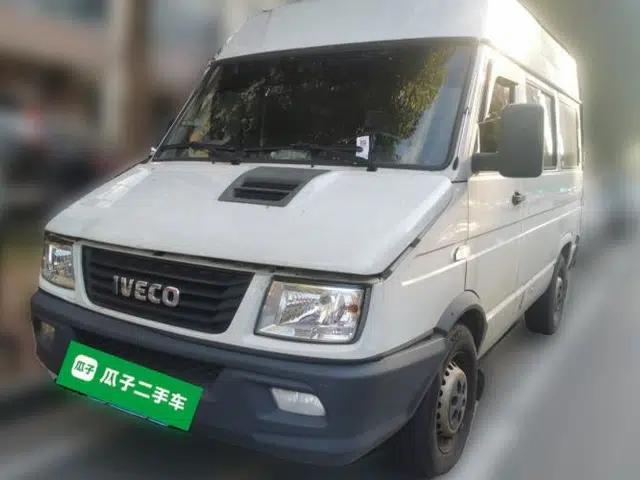Iveco Daily 2021 2.5T A35 M1 Passenger Van 5-9 Seater Short Wheelbase Mid-Roof Design Single Tire Manual Doors