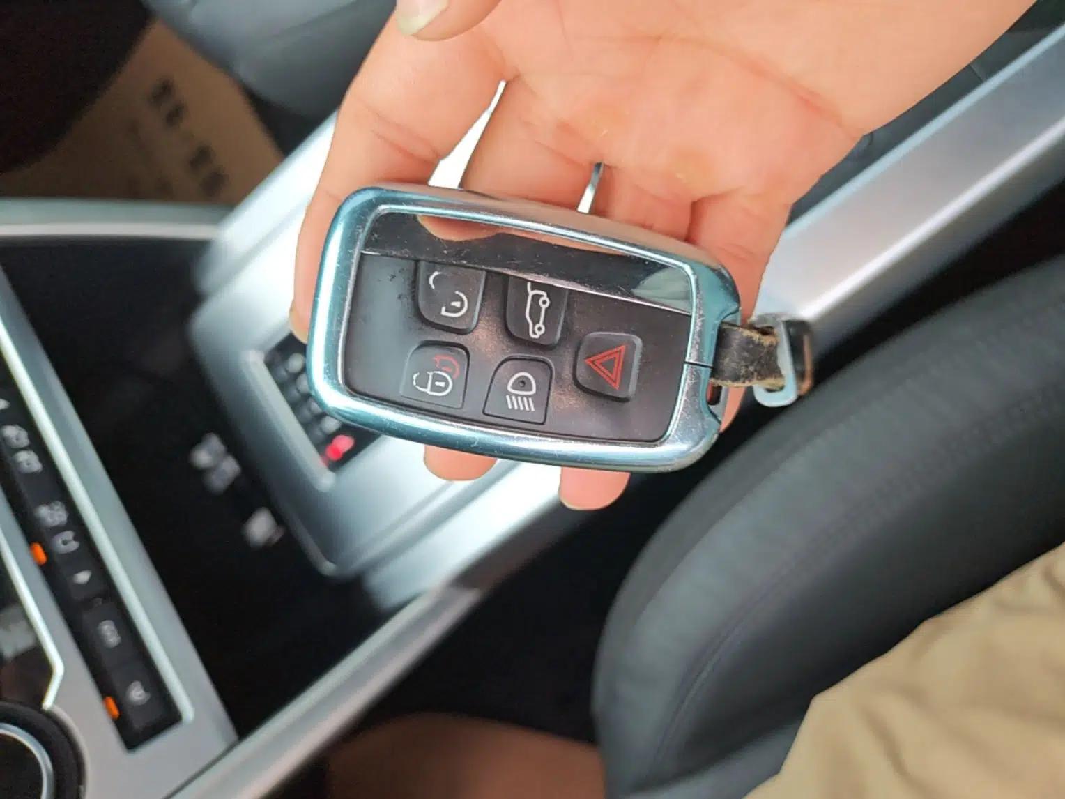 Land Rover Discovery Sport 2016 2.0T SE — миниатюра 28