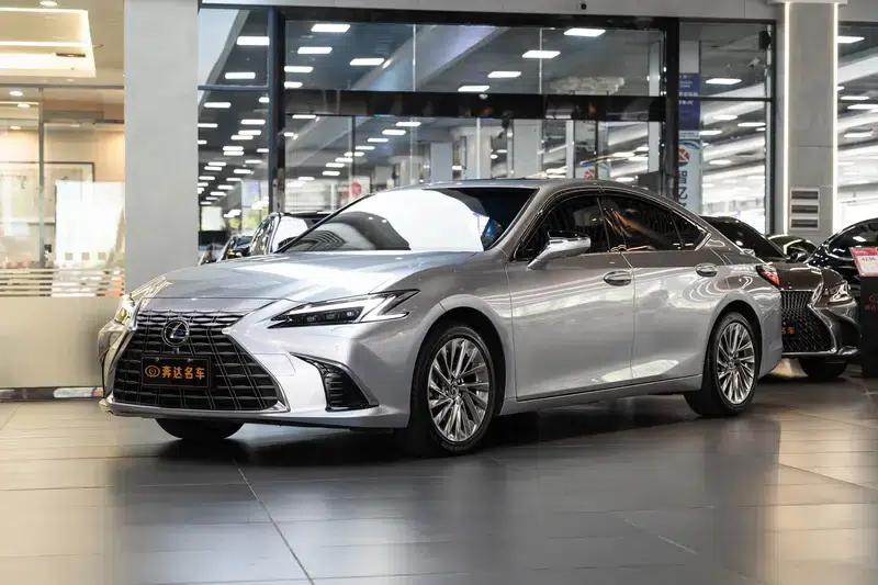 Lexus ES 2025 300h Executive Edition — миниатюра 1