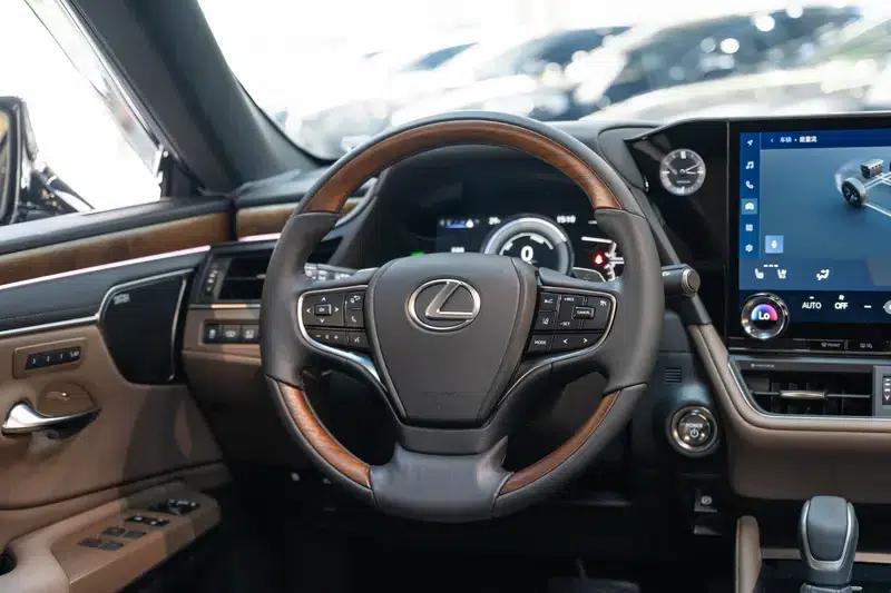 Lexus ES 2025 300h Executive Edition — миниатюра 17
