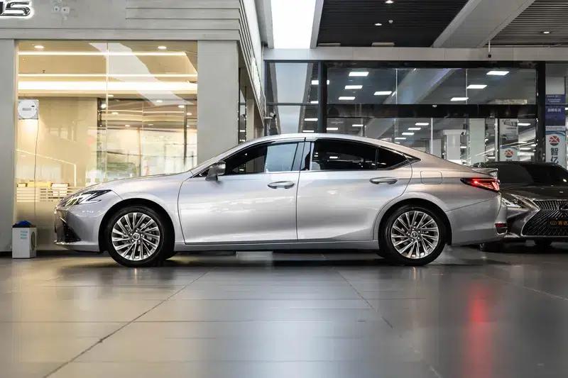 Lexus ES 2025 300h Executive Edition — миниатюра 3
