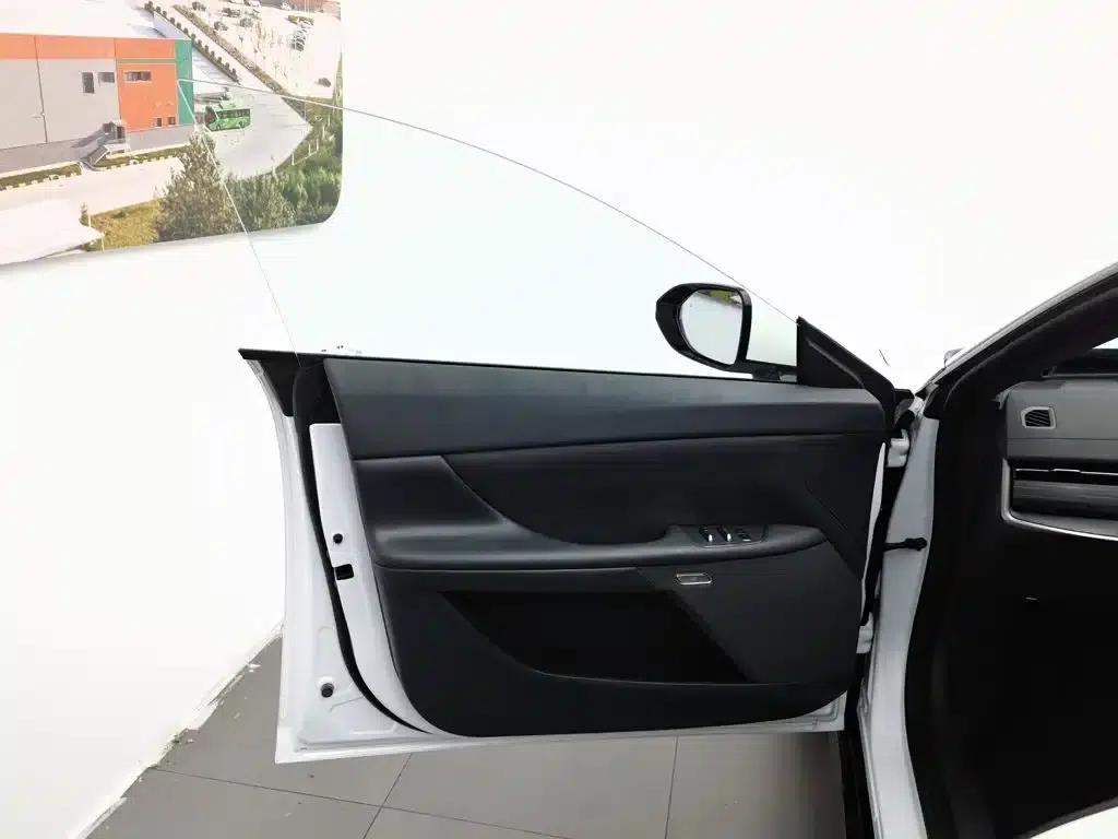 eπ007 2025 Pure Electric 565 AWD Max Navigator Edition — миниатюра 8