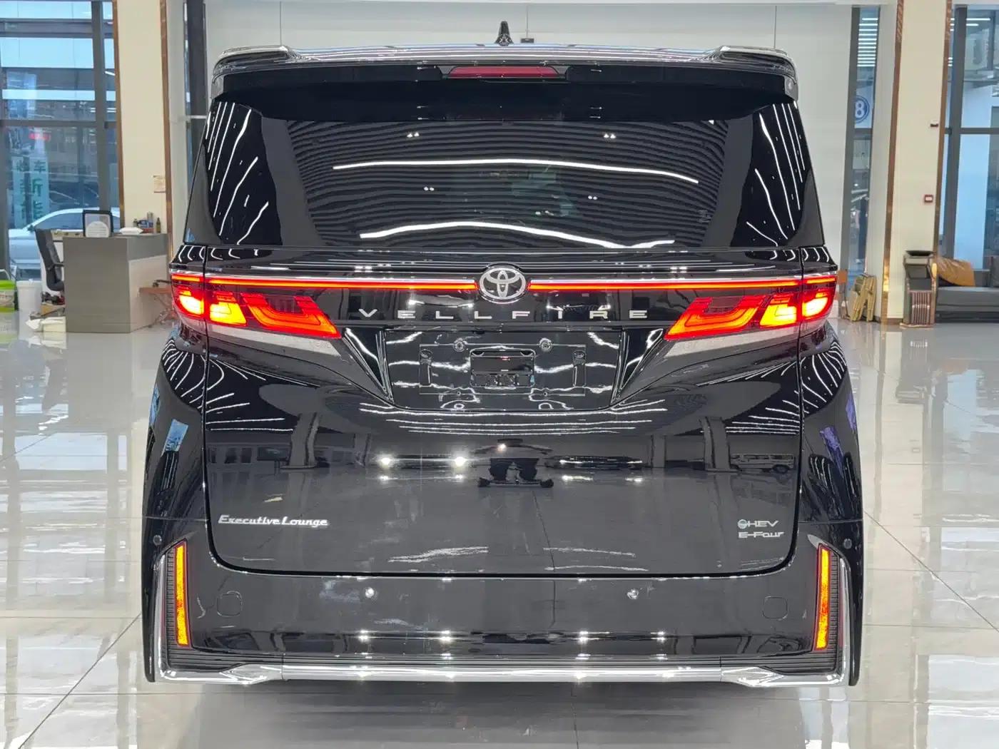 2024 Alphard Crown Hybrid 2.5L Supreme Executive Edition — миниатюра 17