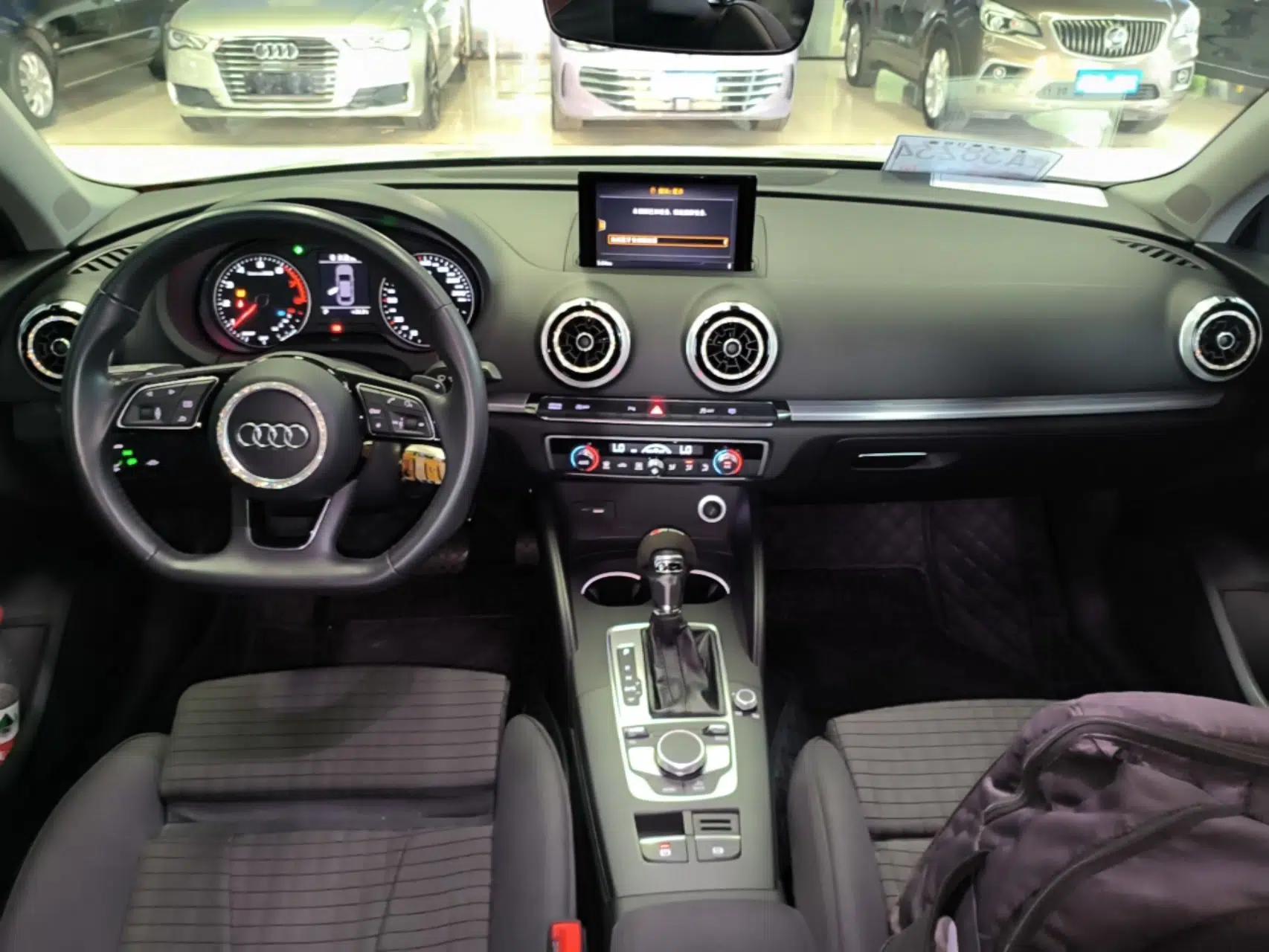 Audi A3 2018 30th Anniversary Edition Limousine 40 TFSI Sport Model — миниатюра 12