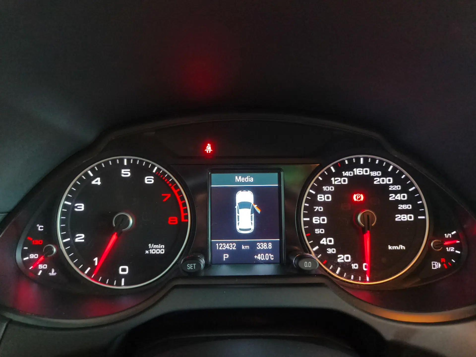 Audi Q5 2018 Collector's Edition 40 TFSI Technology Model — миниатюра 14