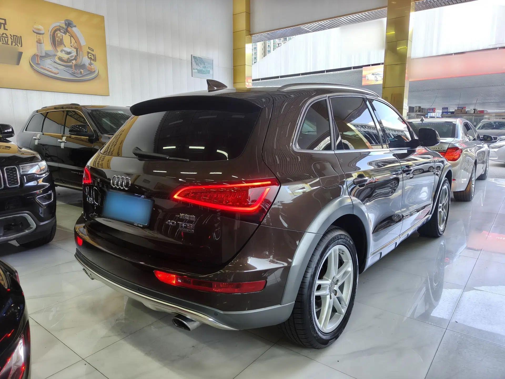 Audi Q5 2018 Collector's Edition 40 TFSI Technology Model — миниатюра 6