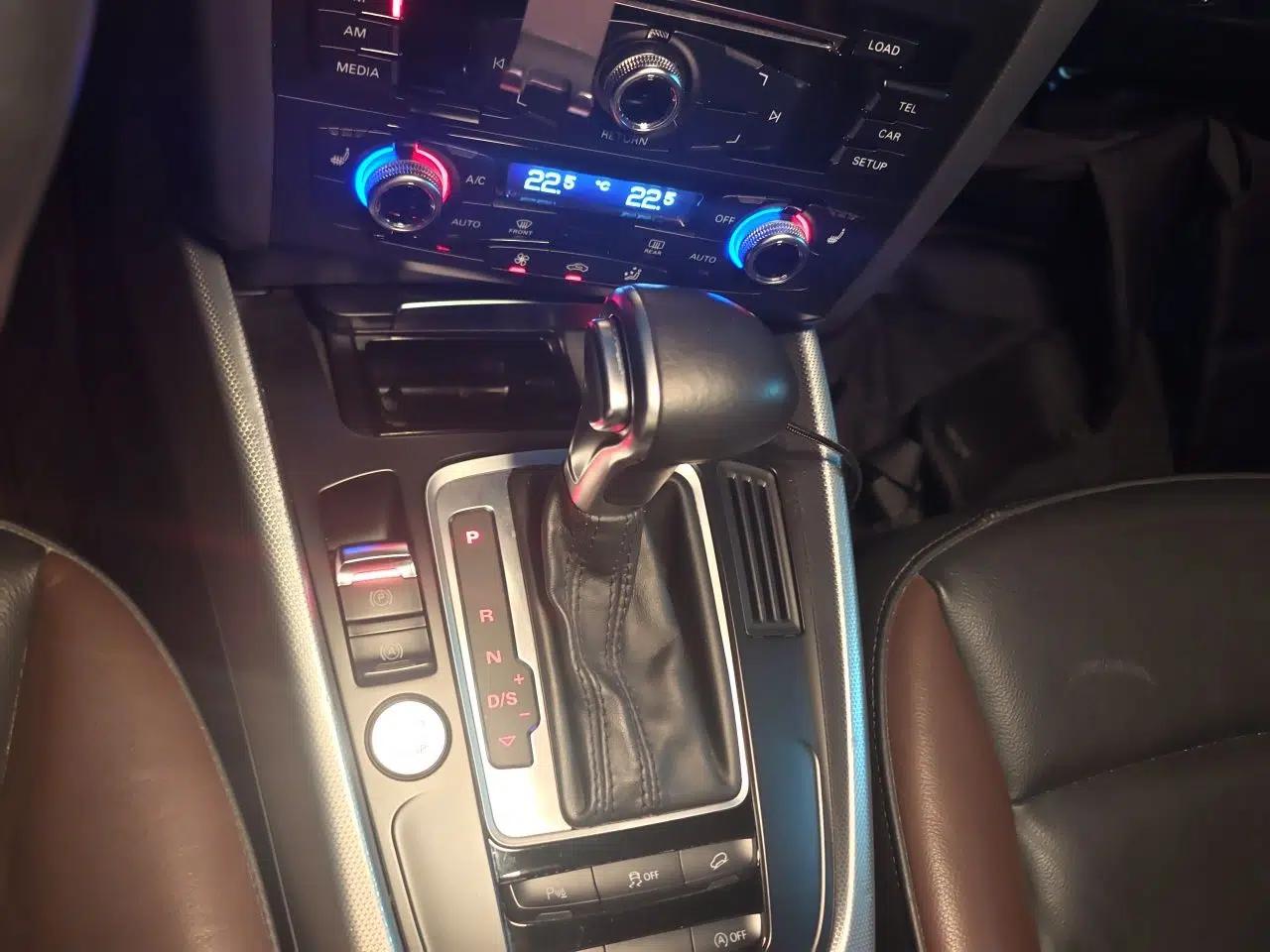 Audi Q5 2018 Collector's Edition 40 TFSI Technology Model — миниатюра 14