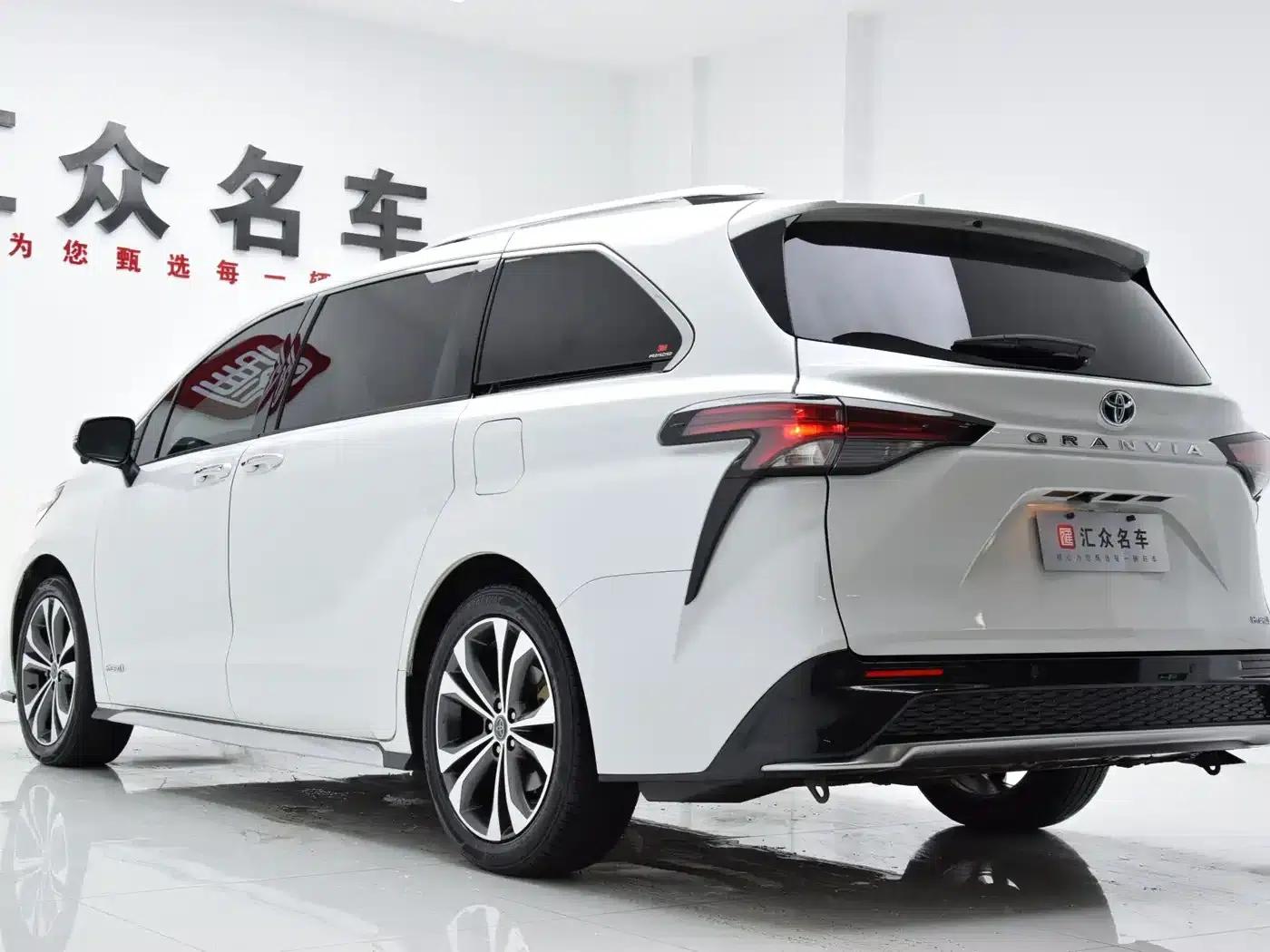 2023 Grevia 2.5L Hybrid Premium Plus Edition — миниатюра 23