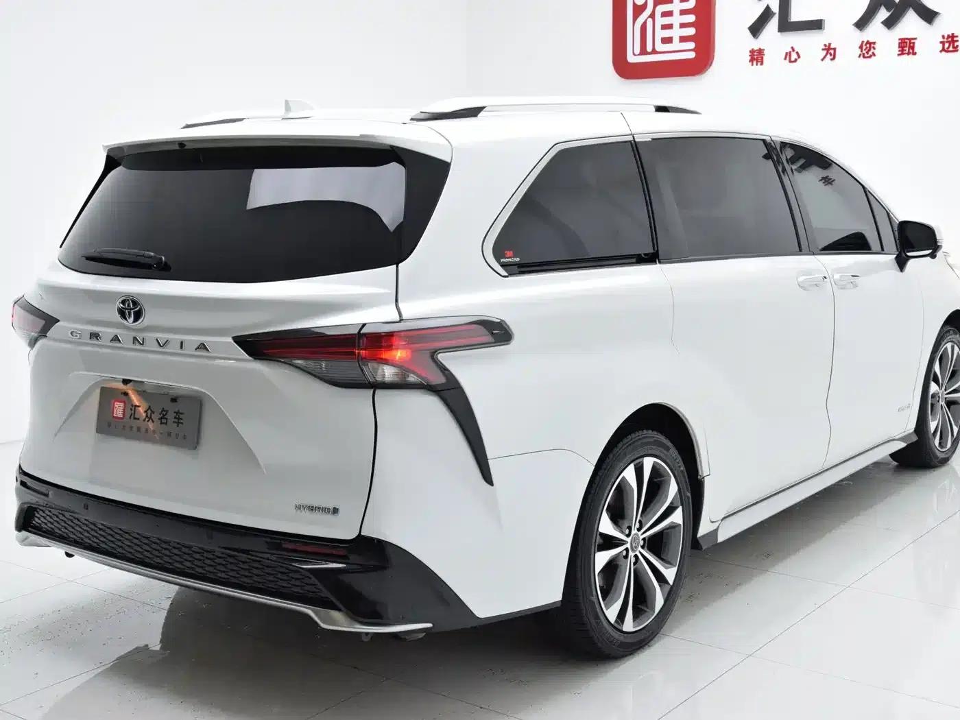 2023 Grevia 2.5L Hybrid Premium Plus Edition — миниатюра 25