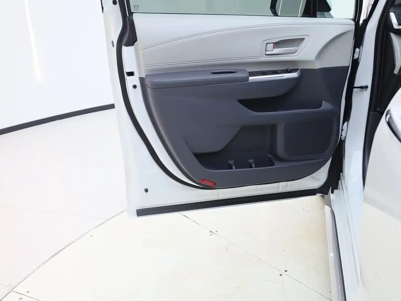 2023 Grevia 2.5L Hybrid Luxury Edition — миниатюра 15