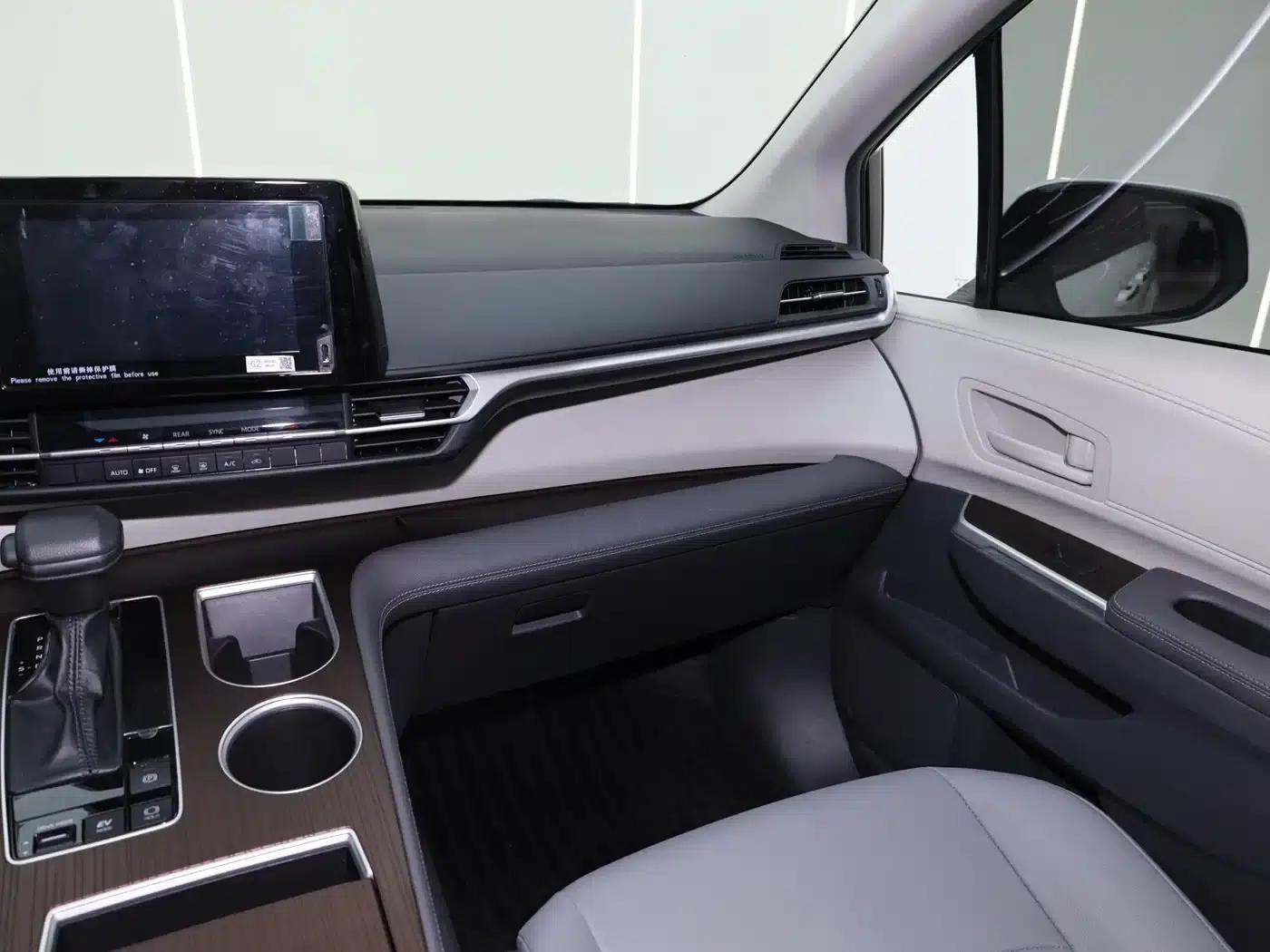 2023 Grevia 2.5L Hybrid Luxury Edition — миниатюра 21