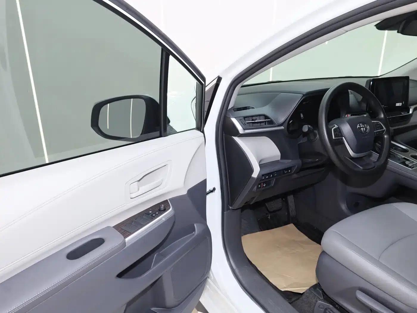 2023 Grevia 2.5L Hybrid Luxury Edition — миниатюра 26